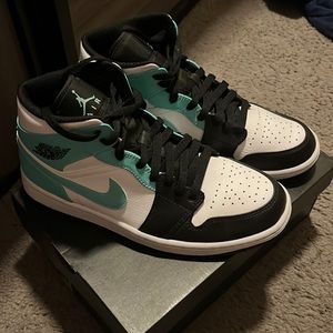 AIR JORDAN 1 MID TROPICAL TWIST